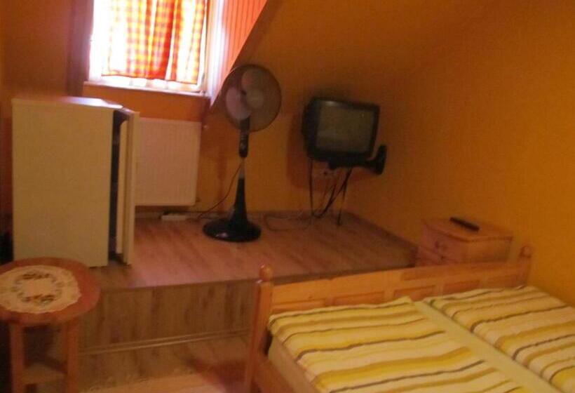 פנסיון Tavi Fészek Fogadó