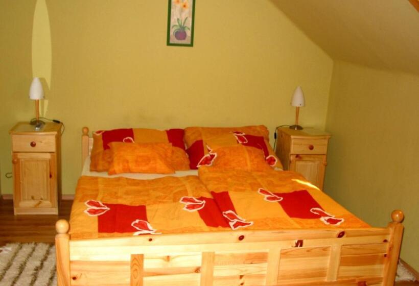 פנסיון Tavi Fészek Fogadó