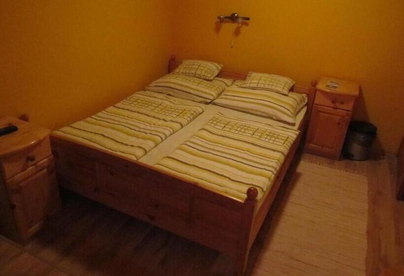 פנסיון Tavi Fészek Fogadó