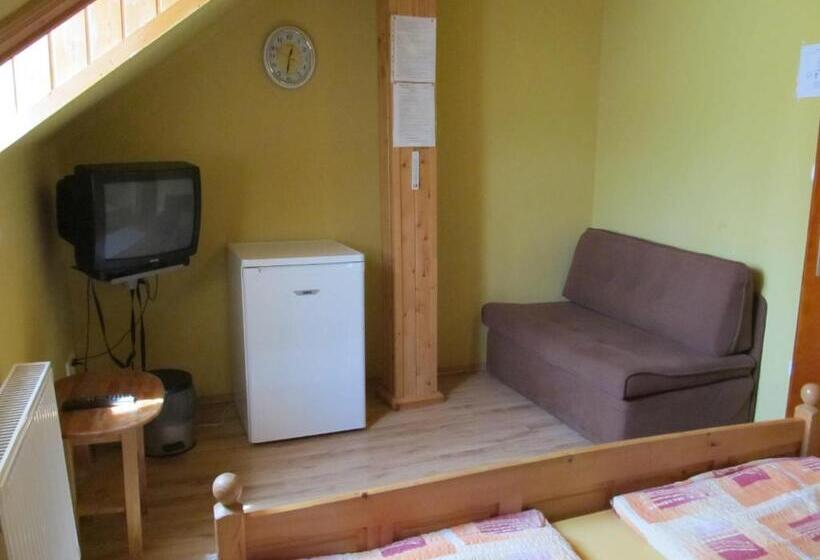 פנסיון Tavi Fészek Fogadó