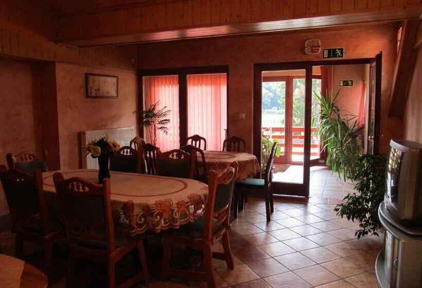 פנסיון Tavi Fészek Fogadó