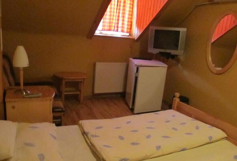 פנסיון Tavi Fészek Fogadó