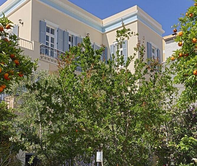 Antouanetta Apartments