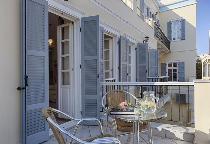 Antouanetta Apartments