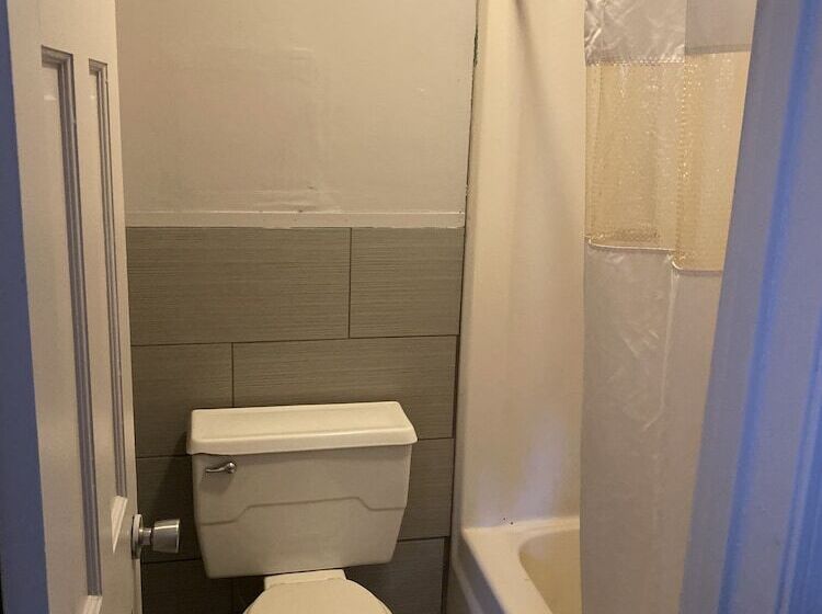 Colonial Manor Motel