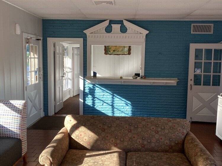 Colonial Manor Motel