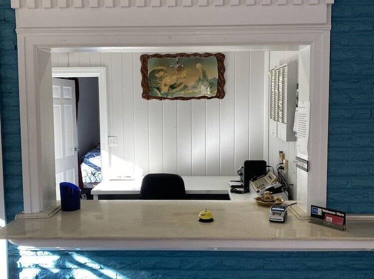 Colonial Manor Motel