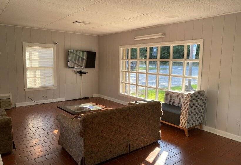 Colonial Manor Motel