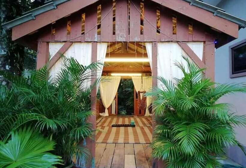 Hotel Arrayyan Guesthouse & Homestay