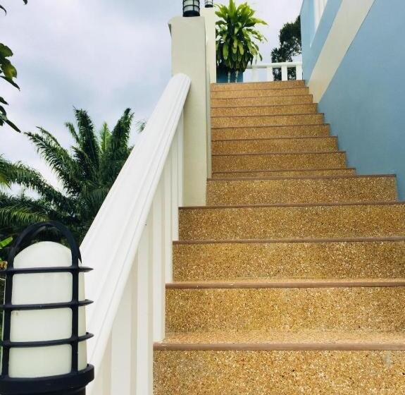 Отель Baan Kalaya Garden