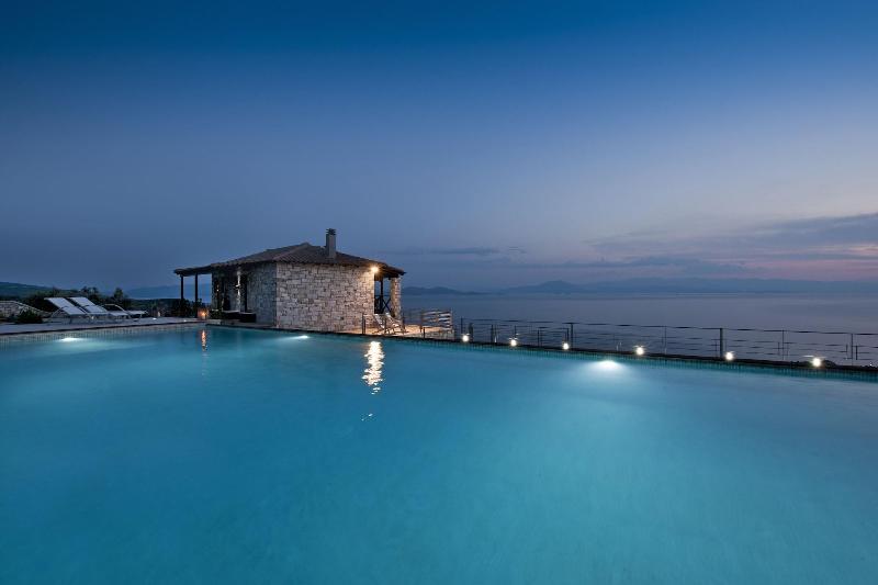 בית מלון כפרי Karavia Lux Inn