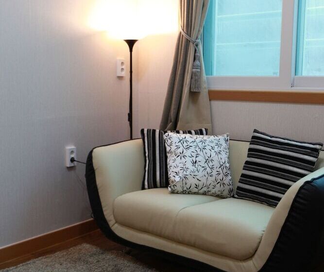 בית מלון כפרי Ario Pension