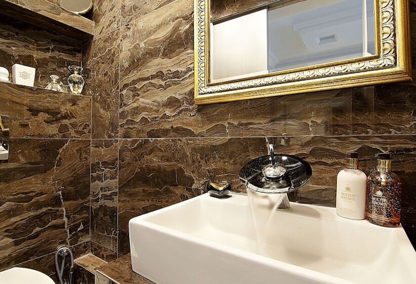 בית מלון כפרי Royal Riviera Residence