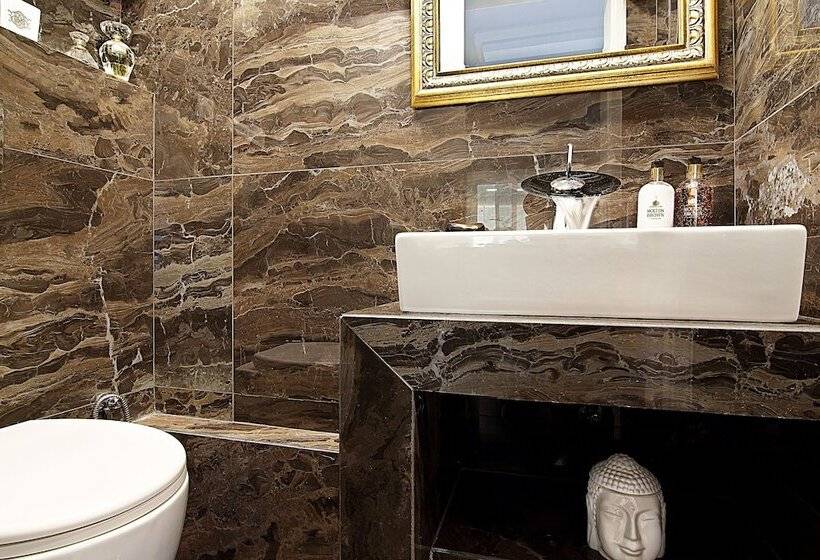 בית מלון כפרי Royal Riviera Residence