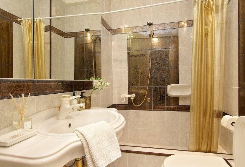 בית מלון כפרי Royal Riviera Residence