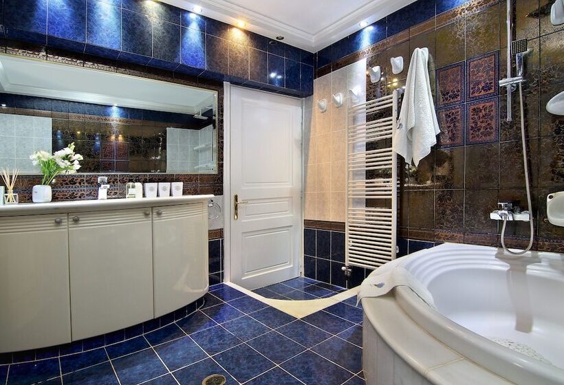 בית מלון כפרי Royal Riviera Residence