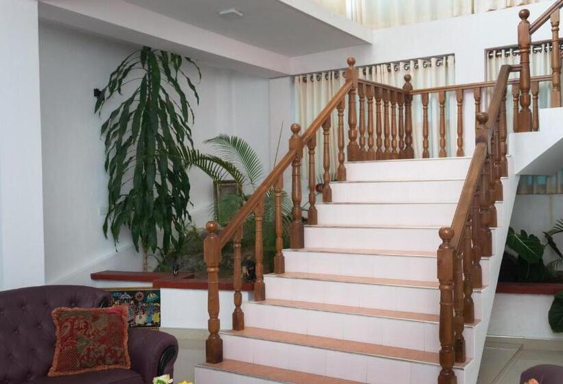 Отель Roylanka Inn