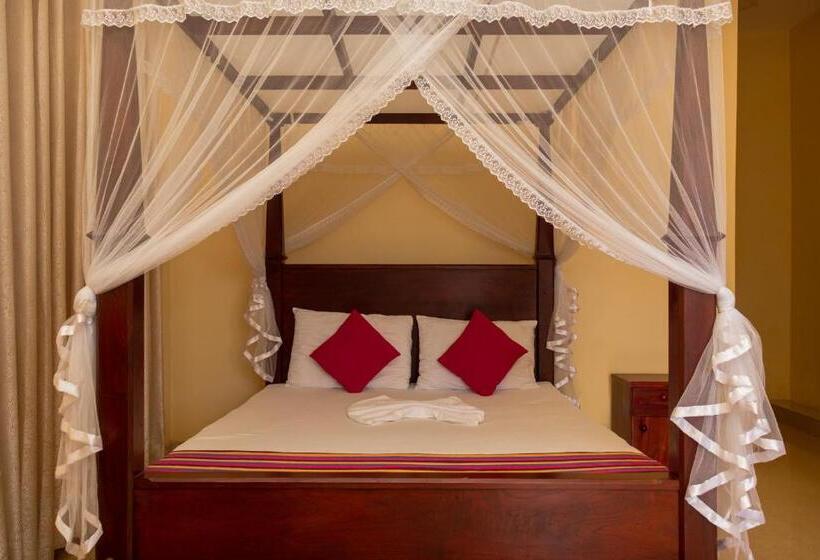 Отель Roylanka Inn