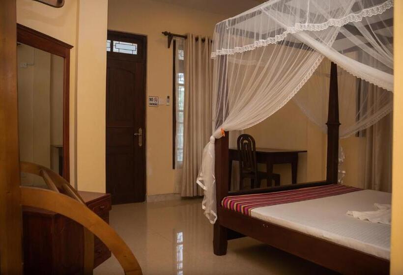 Отель Roylanka Inn