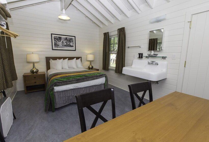 モーテル Swiftcurrent Motor Inn And Cabins   Inside The Park