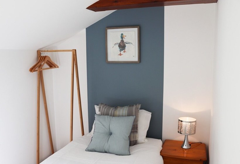 Beautiful, Spacious Cottage Offering Views Of The River Nar