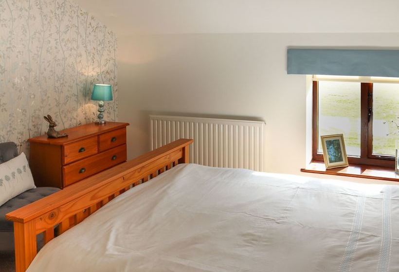 Beautiful, Spacious Cottage Offering Views Of The River Nar