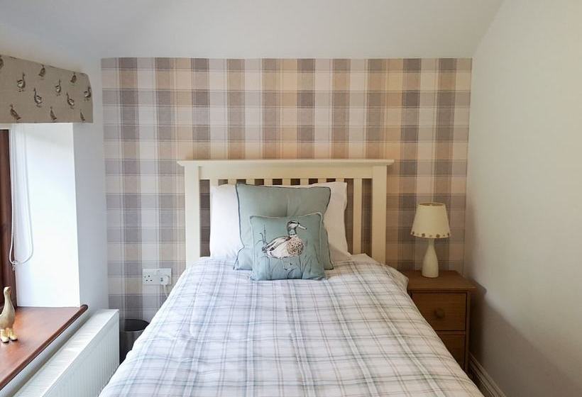 Beautiful, Spacious Cottage Offering Views Of The River Nar