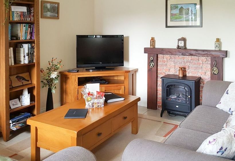 Beautiful, Spacious Cottage Offering Views Of The River Nar