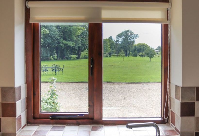 Beautiful, Spacious Cottage Offering Views Of The River Nar