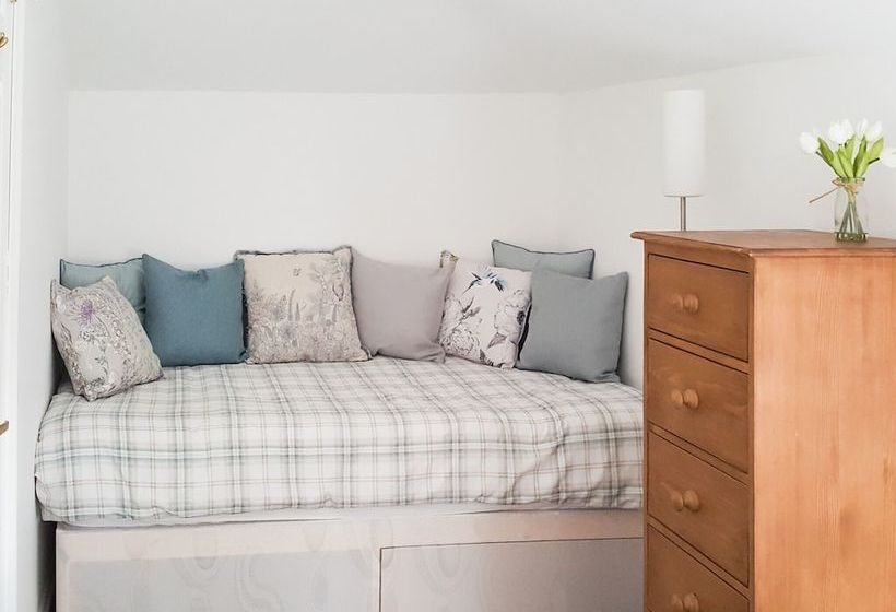 Beautiful, Spacious Cottage Offering Views Of The River Nar