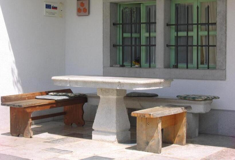 تختخواب و صبحانه Tourist Farm Petelin Durcik