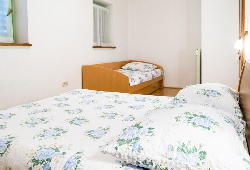 تختخواب و صبحانه Tourist Farm Petelin Durcik