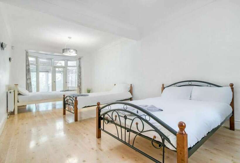 فندق East London House