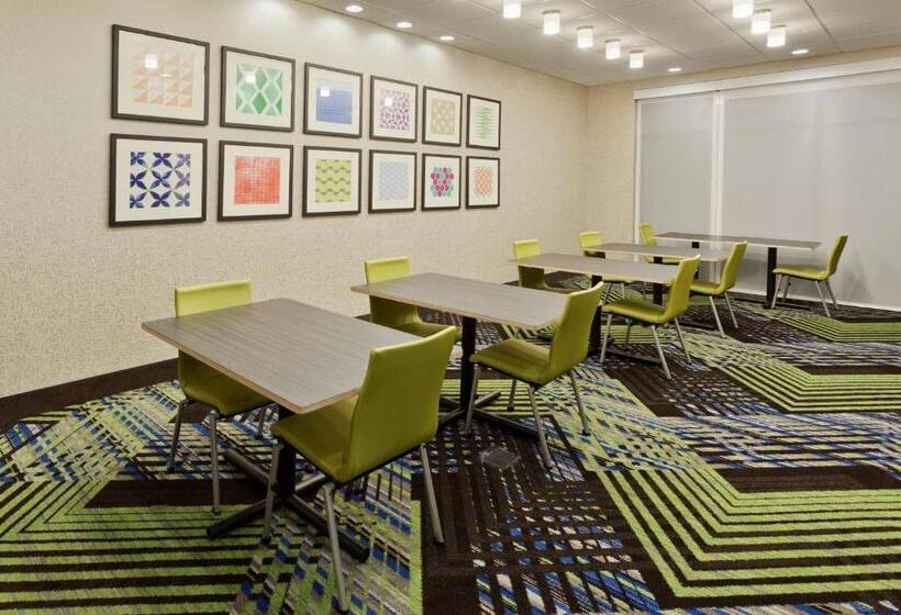 فندق Holiday Inn Express & Suites   Fayetteville, An Ihg