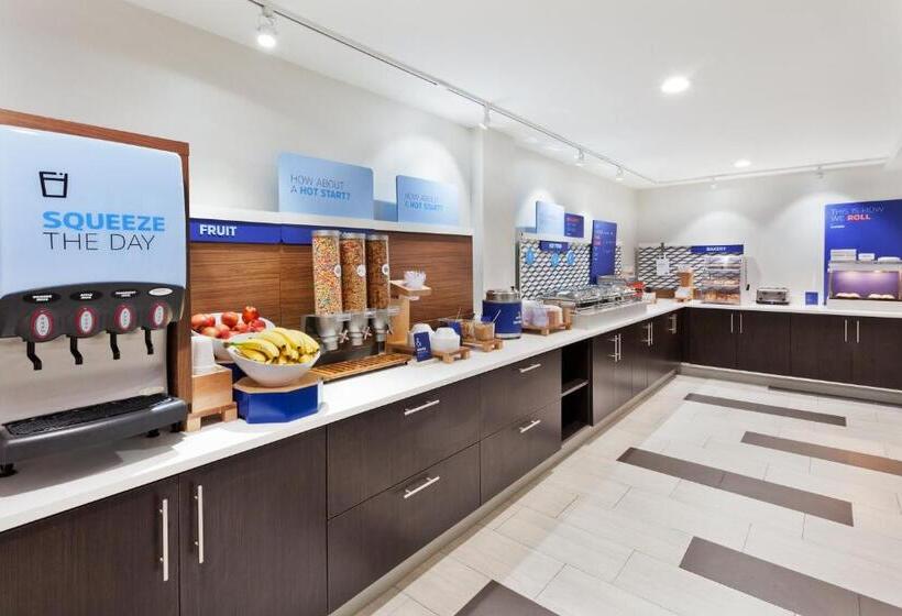 فندق Holiday Inn Express & Suites   Fayetteville, An Ihg