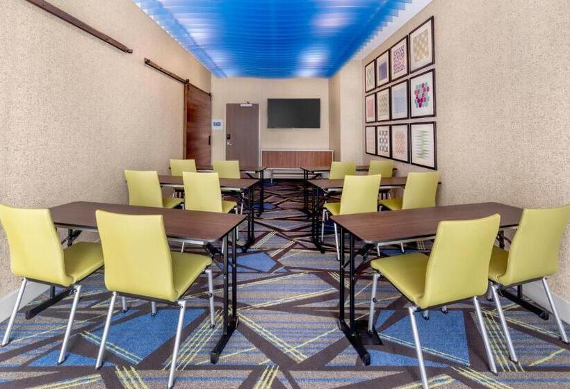 Отель Holiday Inn Express Milwaukee West Allis By Ihg