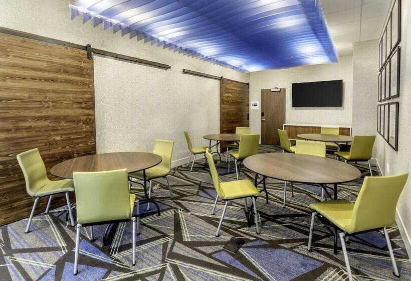 Отель Holiday Inn Express Milwaukee West Allis By Ihg