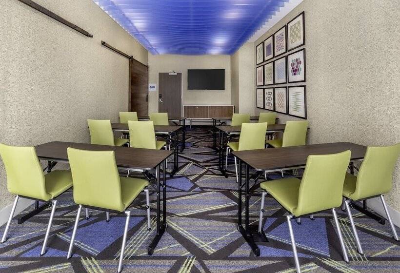 Отель Holiday Inn Express Milwaukee West Allis By Ihg