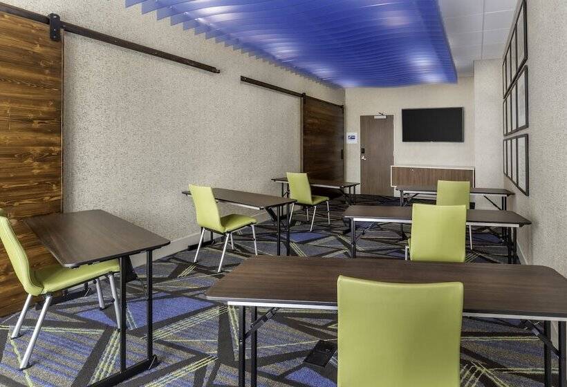 Отель Holiday Inn Express Milwaukee West Allis By Ihg