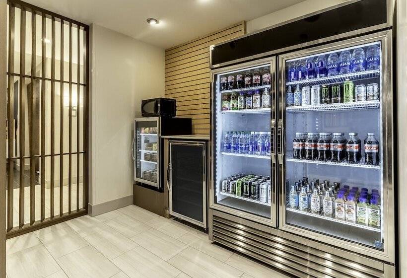 Отель Holiday Inn Express Milwaukee West Allis By Ihg