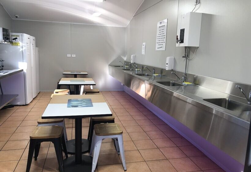 בית מלון כפרי Lakes Edge Holiday Park