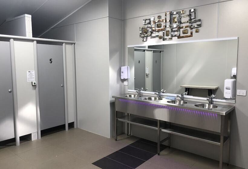 בית מלון כפרי Lakes Edge Holiday Park