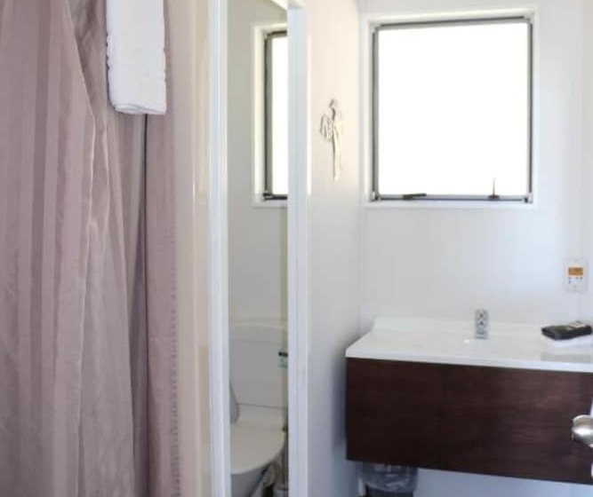 בית מלון כפרי Lakes Edge Holiday Park