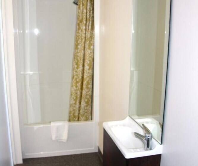 בית מלון כפרי Lakes Edge Holiday Park