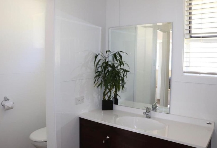 בית מלון כפרי Lakes Edge Holiday Park