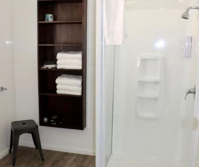 בית מלון כפרי Lakes Edge Holiday Park