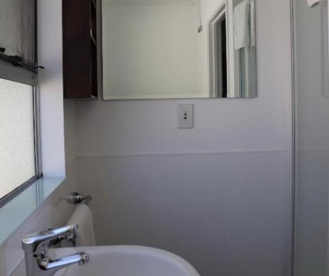 בית מלון כפרי Lakes Edge Holiday Park