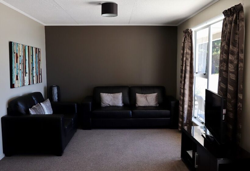 בית מלון כפרי Lakes Edge Holiday Park