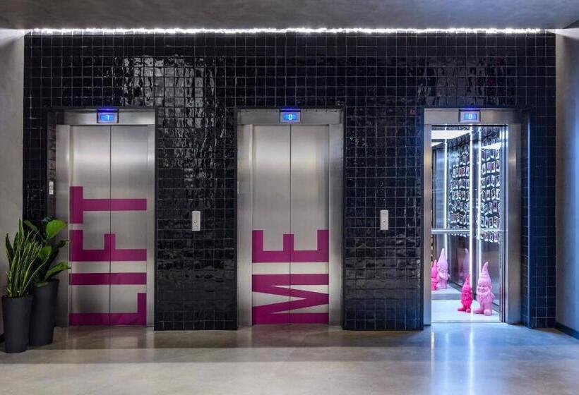 Отель Moxy Lisboa Oriente