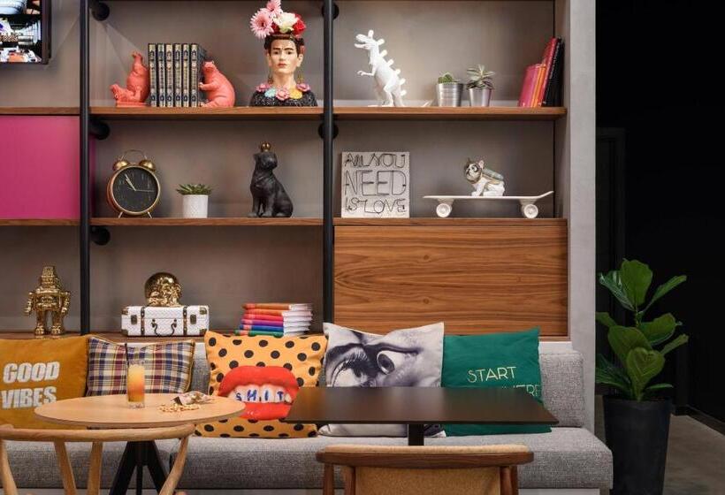 Отель Moxy Lisboa Oriente